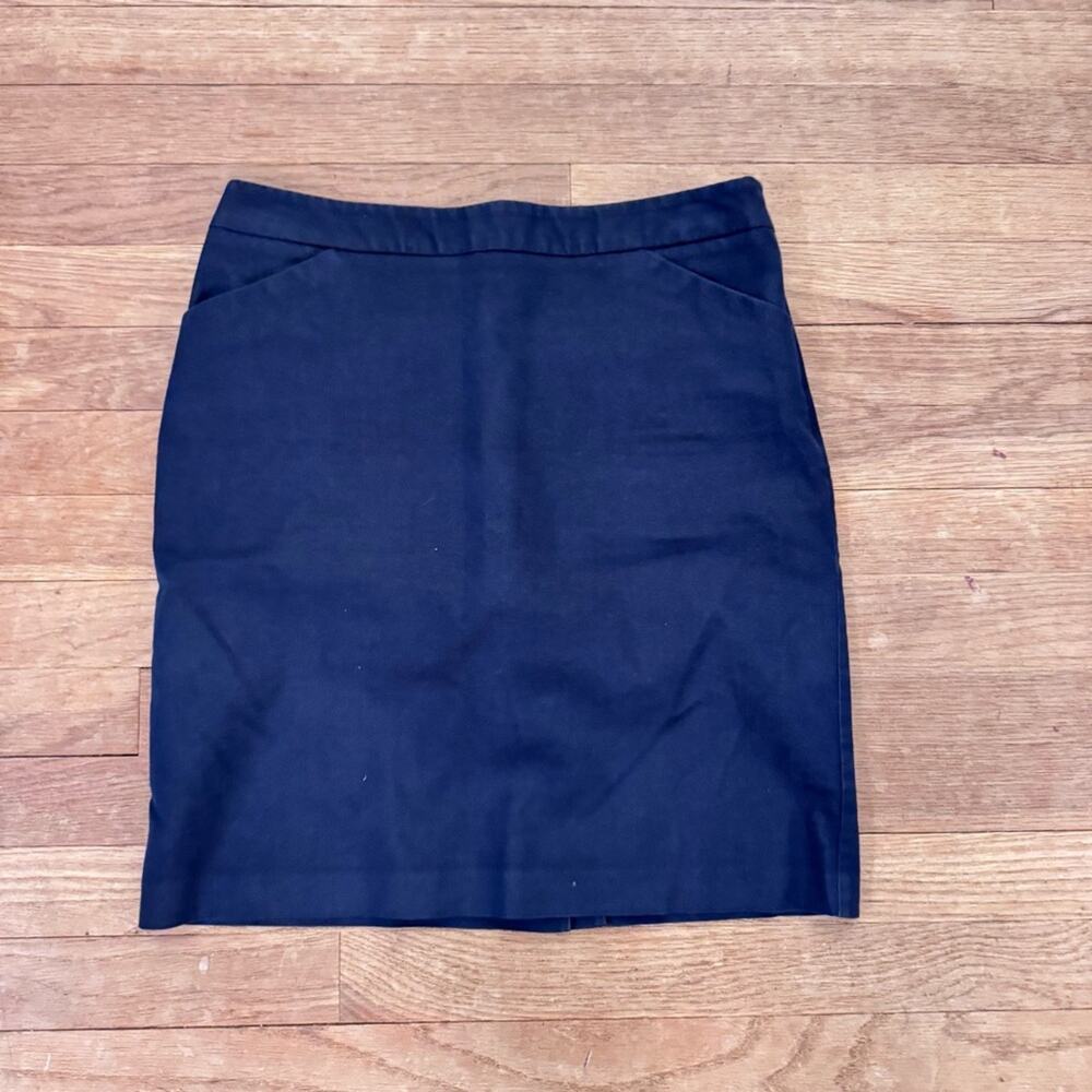 New York & Co navy blue knee length pencil skirt size 2
b69